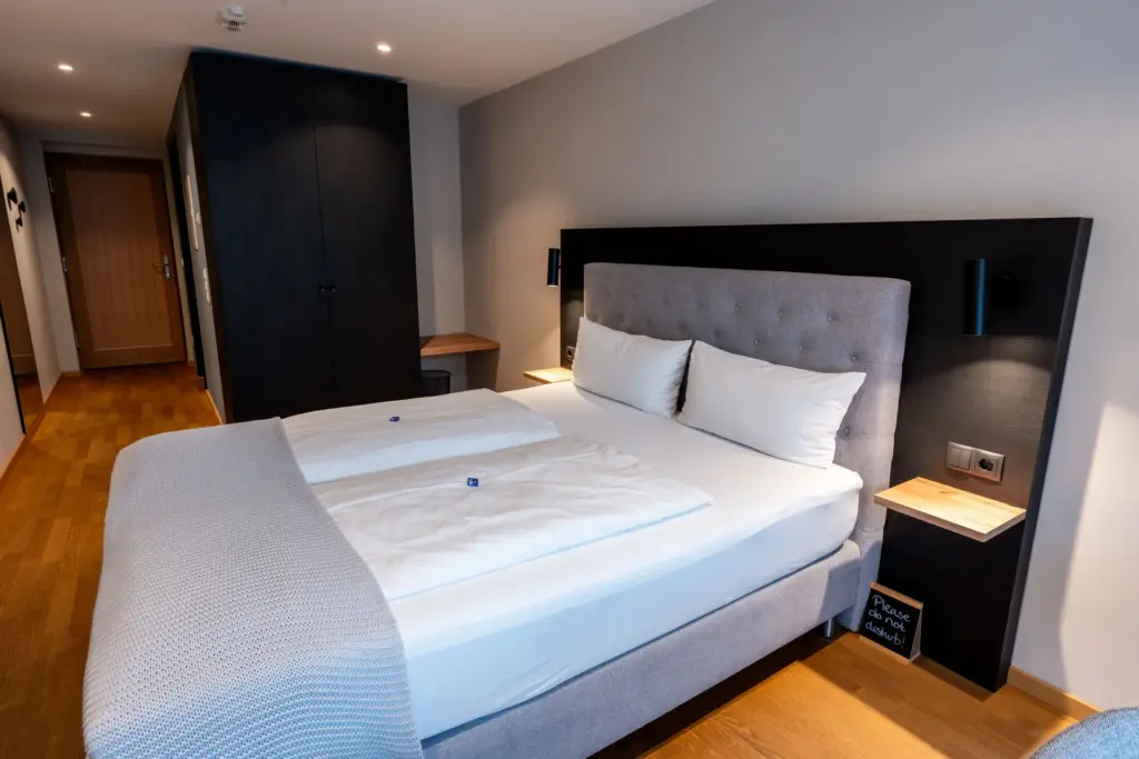 Deluxezimmer mit Eichnparkett, schwarzem Schrank und Boxspringbett