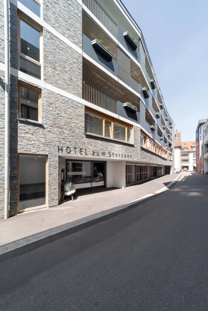 Fassade des Apartmenthauses mit Eingangsbereich und Gittertoren vom Park Lift.