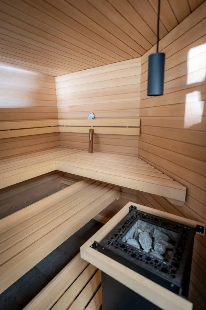 gemuetliche, neu gestaltete Panorama Sauna mit Saunaofen und Lampe