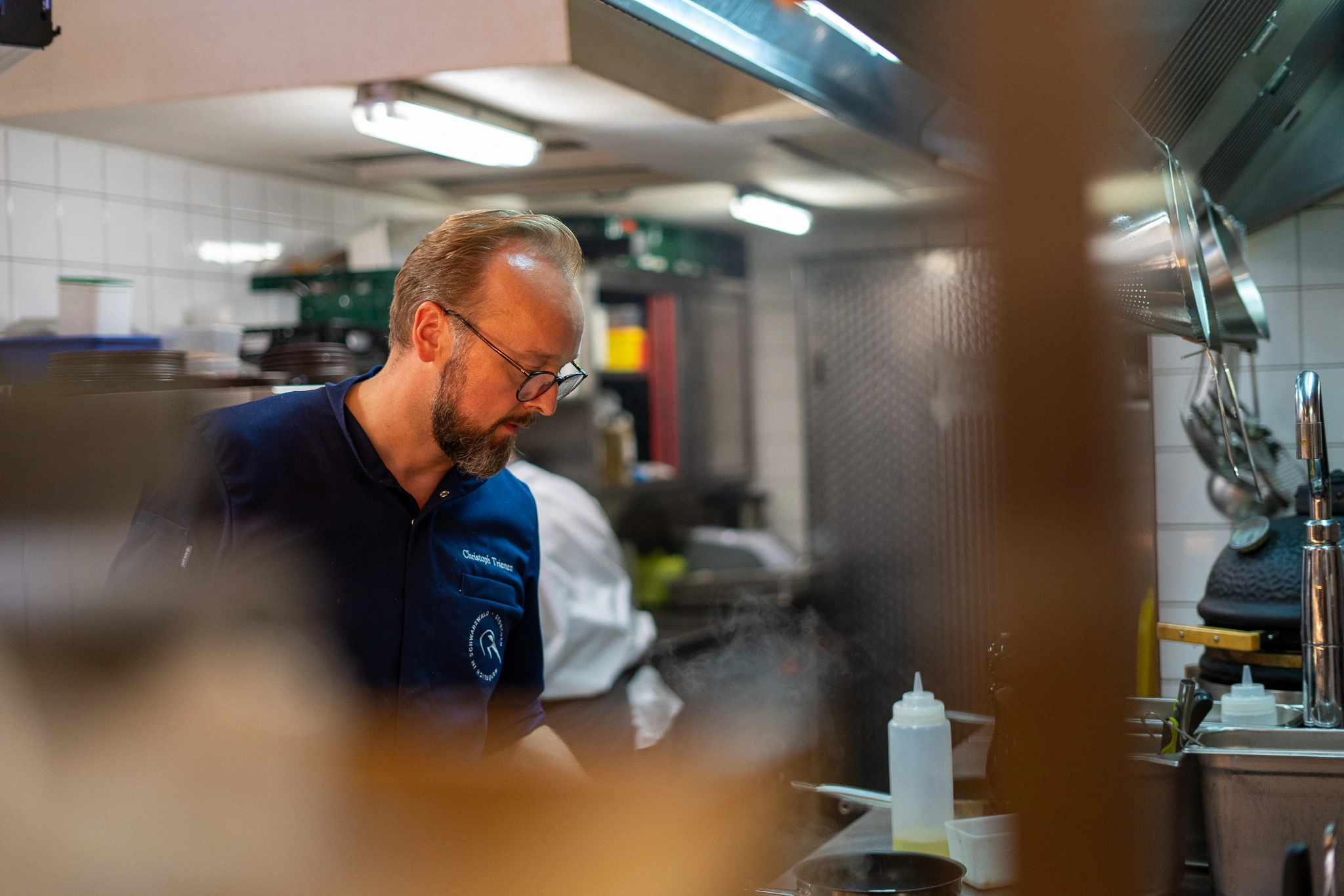 Kuechenchef beim Abendservice beim Kochen am Hernd